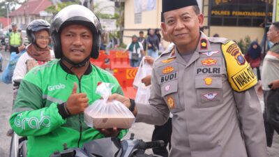 Polres Pematangsiantar Bagikan Takjil Gratis di Bulan Ramadan, Pererat Kedekatan dengan Masyarakat