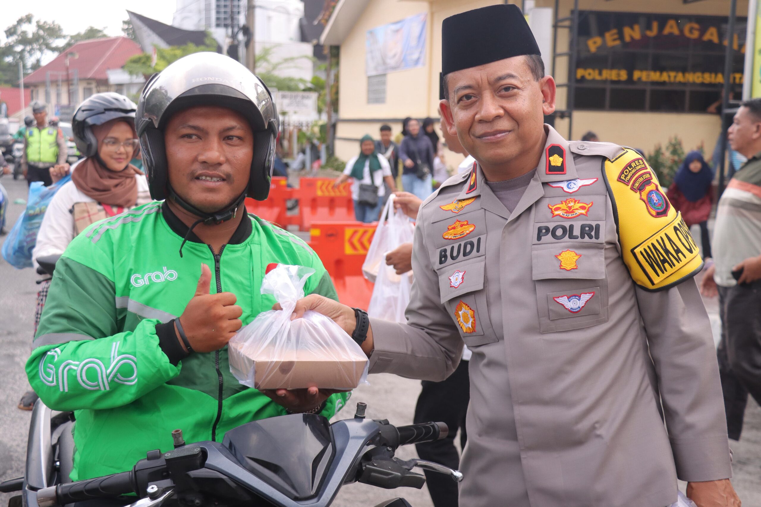 Polres Pematangsiantar Bagikan Takjil Gratis di Bulan Ramadan, Pererat Kedekatan dengan Masyarakat